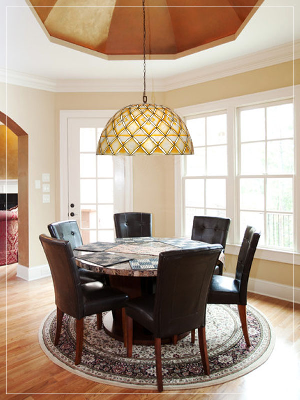 Vitraux seashell pendant lampshade in a dining room.