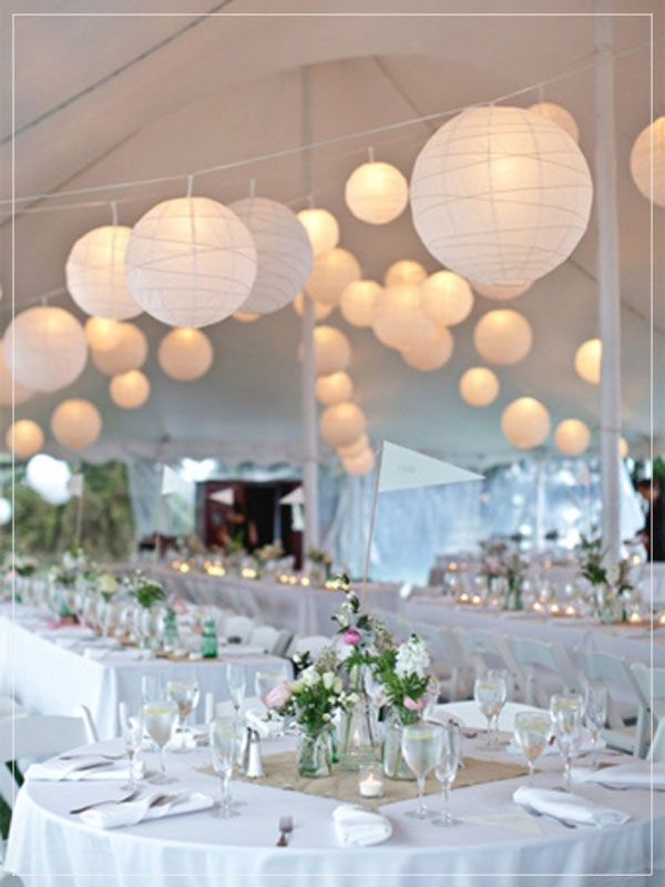Pendant lantern in white colors for wedding decoration.