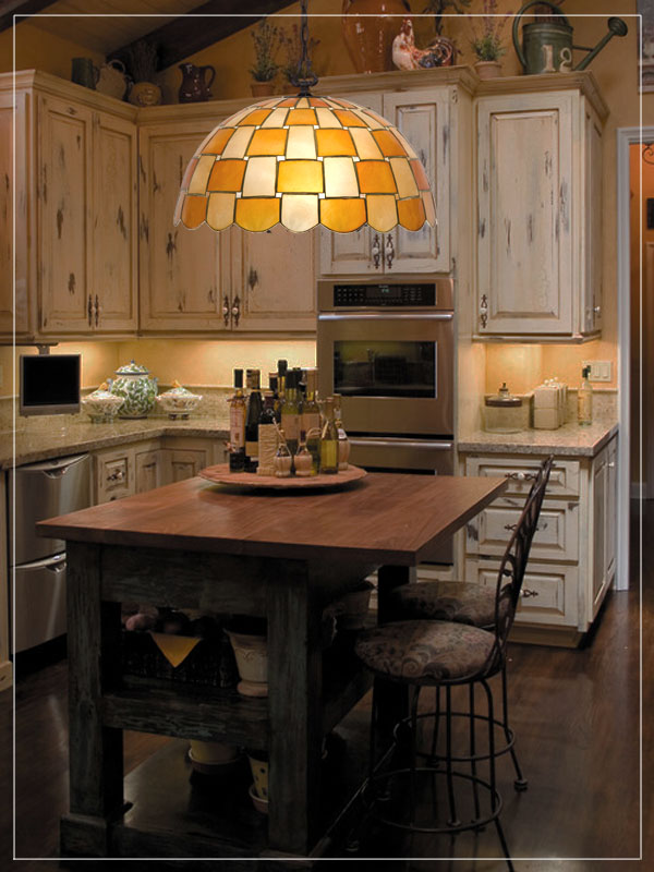 Pendant vitraux lampshade Weave in a kitchen.