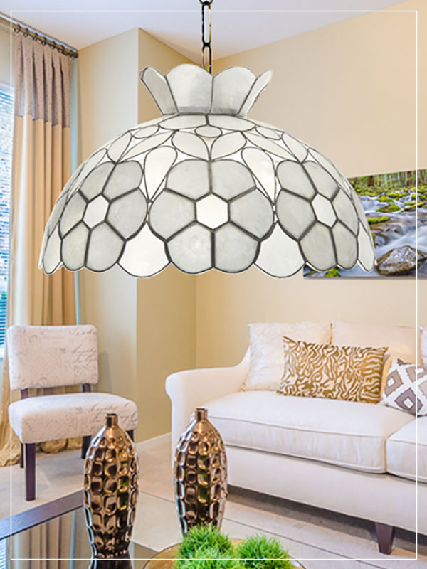Pendant Tiffany style lampshade Daisy in a home.