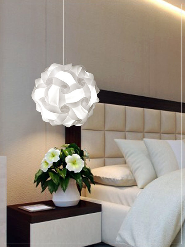Λευκό Κρεμαστό Φωτιστικό Flower Ball σε Υπνοδωμάτιο.