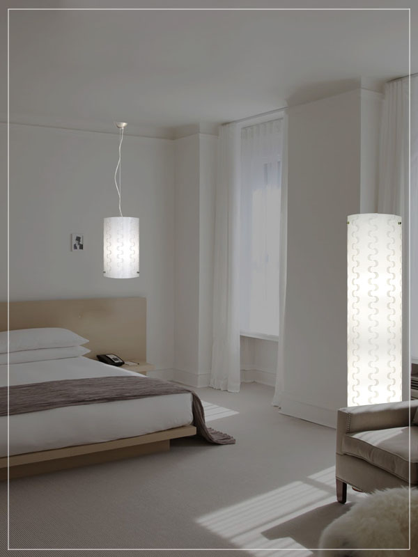 Φωτιστικό δαπέδου και κρεμαστό Ζικ Ζακ σε υπνοδωμάτιο σε λευκό χρώμα.